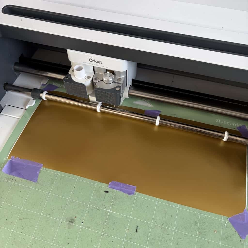 cutting vinyl with the Cricut
