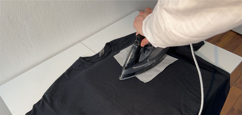 Thermo-Flexfolie mit einem Bügeleisen gepresst